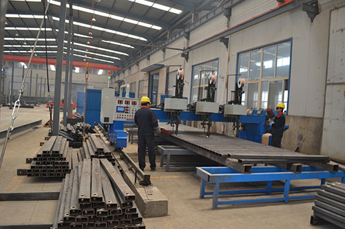 工作中的自動(dòng)化焊接機(jī) 工作中的自動(dòng)化焊接機(jī)