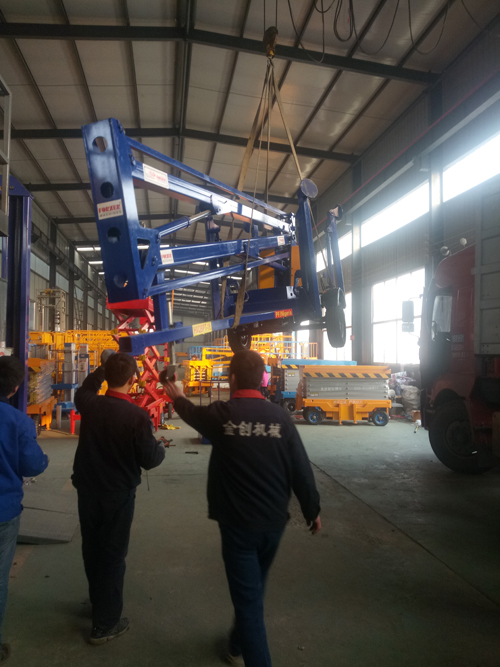 拖車(chē)折臂液壓升降機(jī)在裝車(chē) 拖車(chē)折臂液壓升降機(jī)在裝車(chē)